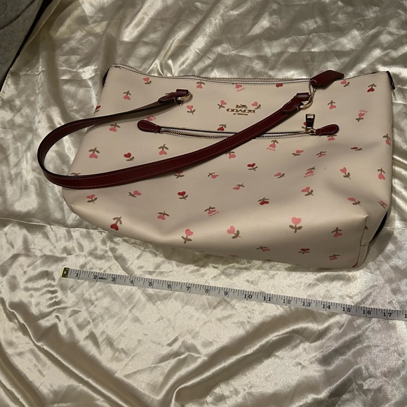 Adorable Coach Cream and Heart Print Gallery Tote Bag with Leather Handles - Picture 3 of 7
